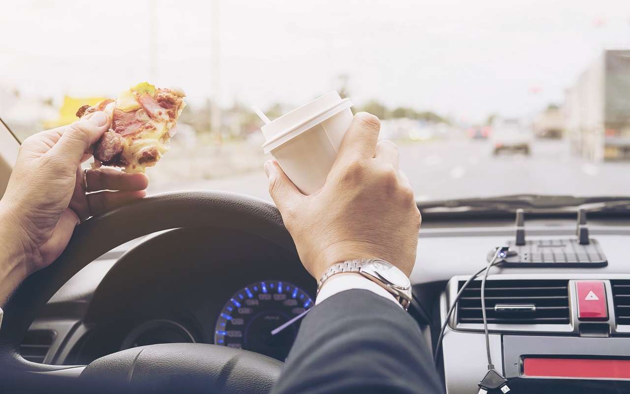 Водителям рассказали, что опасно есть за рулем в жару