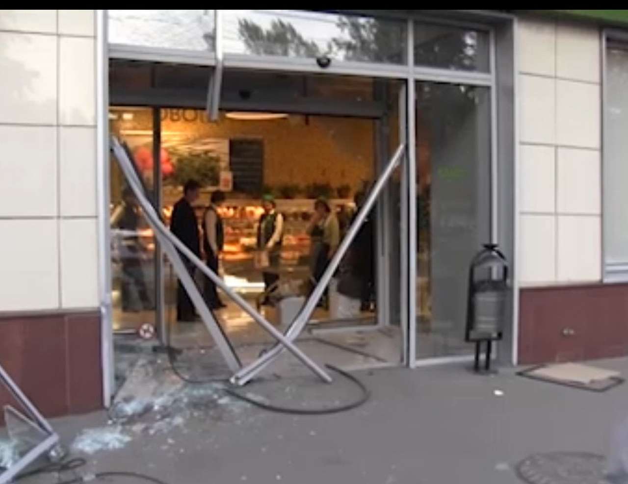 Москвичка на Audi Q5 въехала в супермаркет через закрытые двери