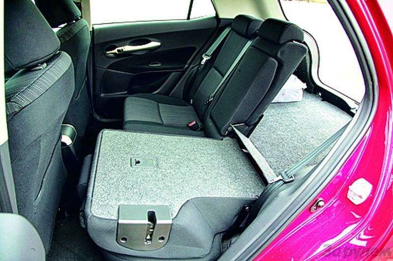 Ниссан тиида 2008 автомат седан заднее сиденье. Ниссан тиида задний ряд сидений. Тойота аурис 2008 багажник. Как снять заднее сиденье ниссан тиида седан. Пластик переднего сиденья ниссан тиида.