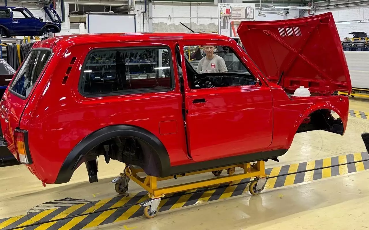 Красный значит спортивный: Niva Sport примерила новый цвет