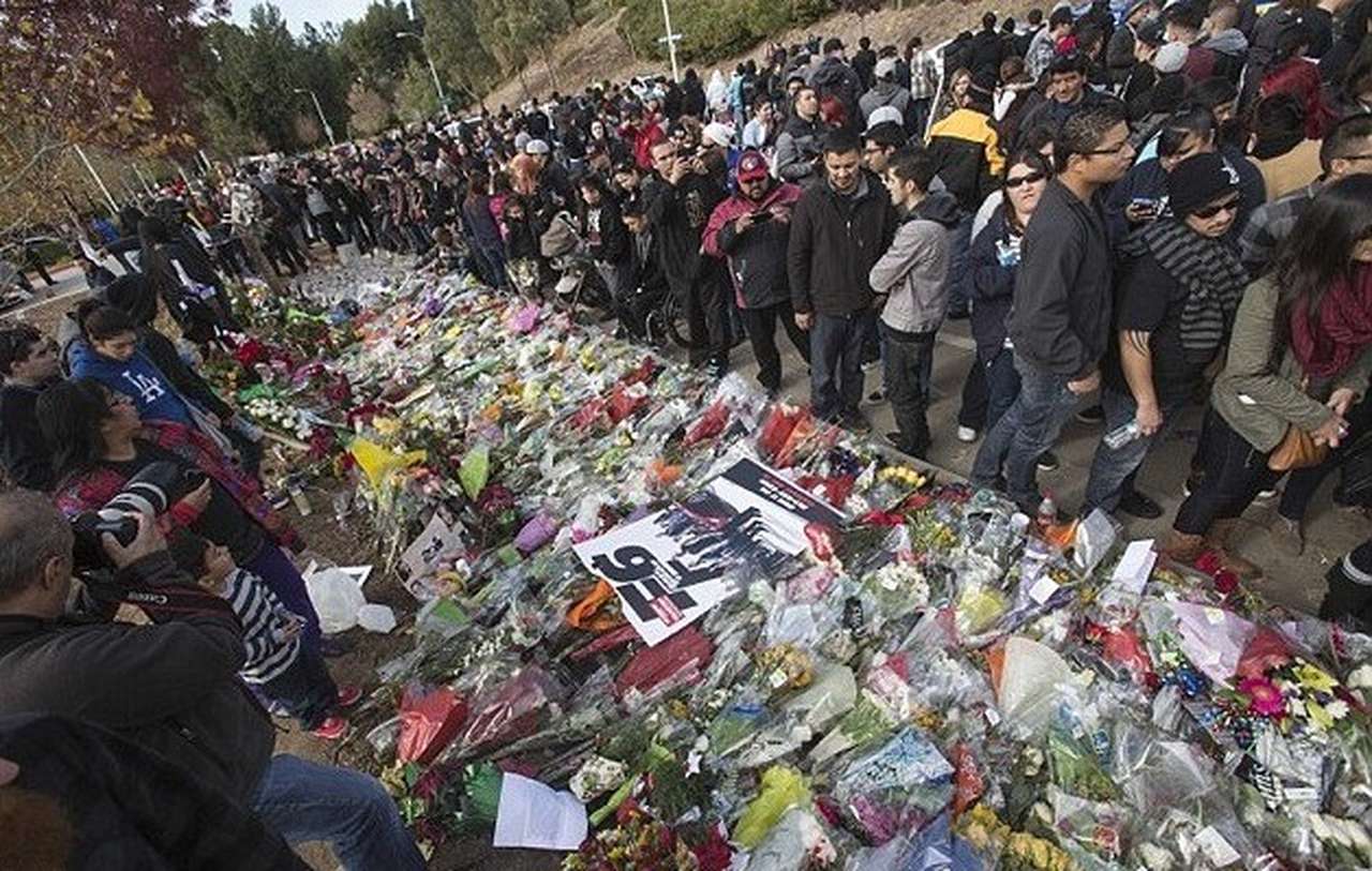 Тысячи людей пришли почтить память Пола Уокера