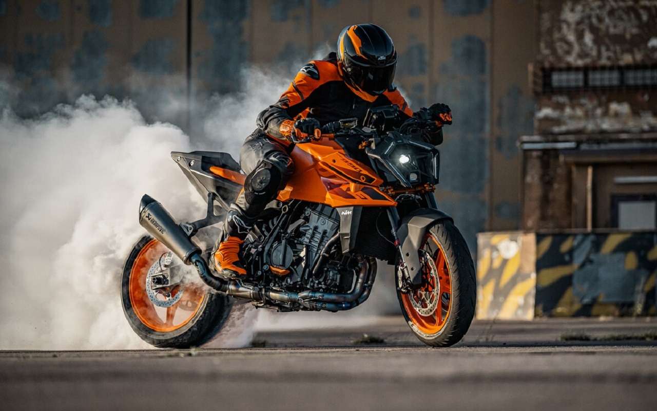 КТМ 990 Duke в оранжевом окрасе, разработанном к 30-летию серии