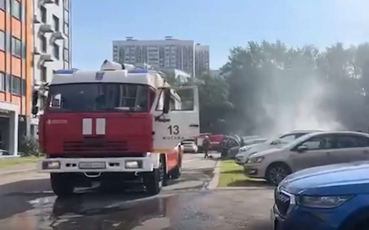 На севере Москвы на парковке сгорели восемь автомобилей