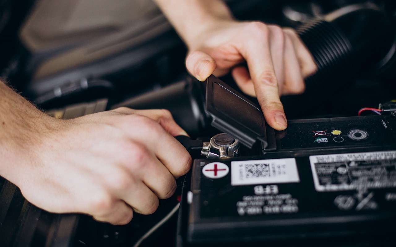 Почему не стоит заряжать автомобильный аккумулятор дома