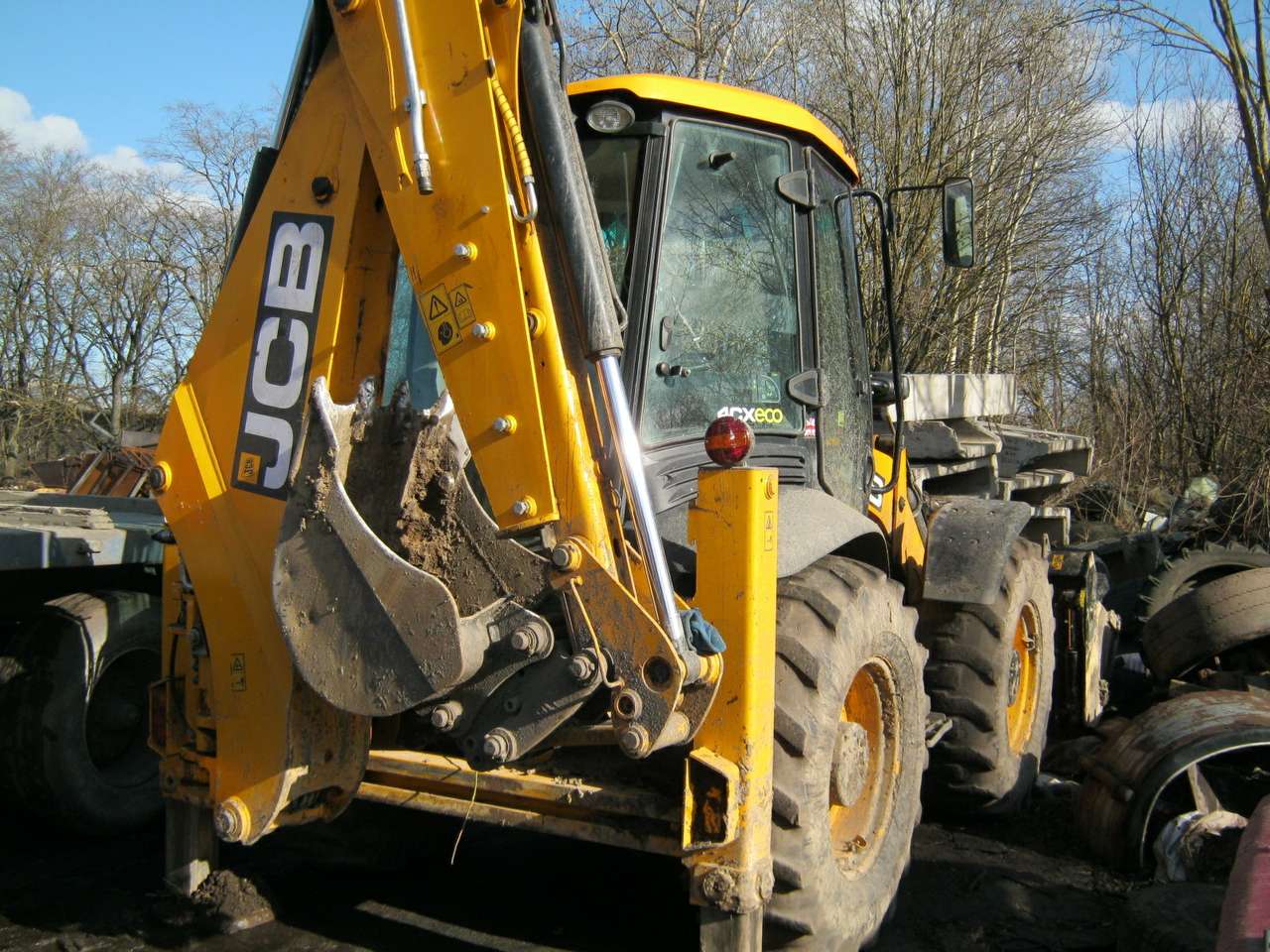 В Петербурге нашли угнанный экскаватор