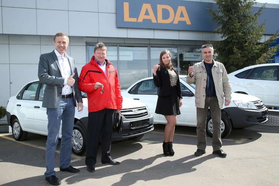 Главный редактор журнала «За рулем» Максим Кадаков (слева) вручил ключи от трех Lada Granta победителям Гран-при
