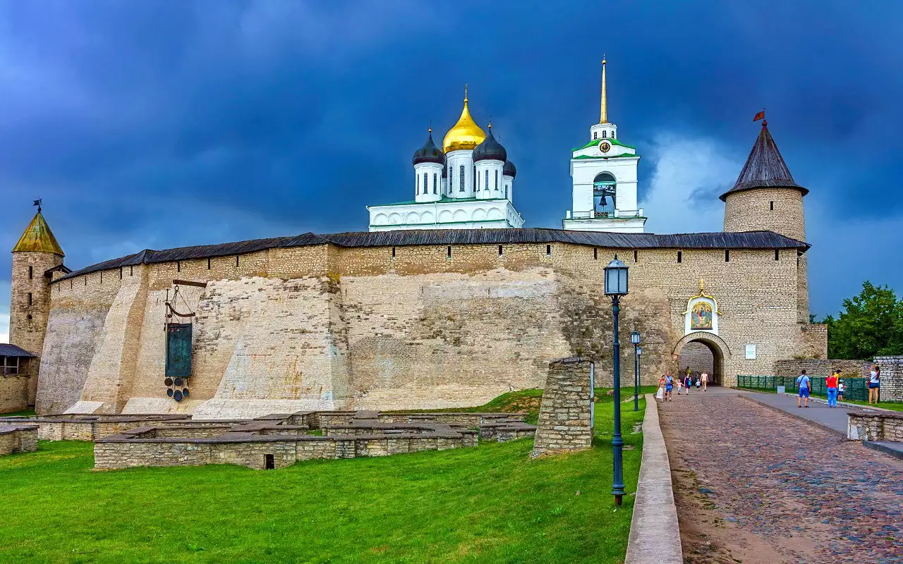 Вид на псковский Кром с Довмонтова города. За крепостной стеной — Троицкий собор и колокольня.