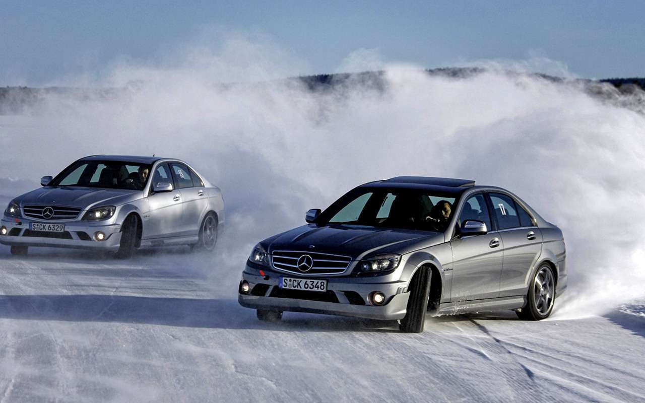 Для парирования заноса на заднем приводе нужно отпустить педаль газа и повернуть руль в сторону заноса.