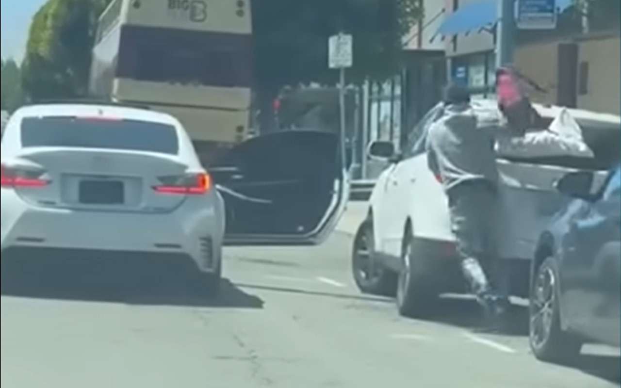 Водитель ехал за грабителями и снимал, а тем – хоть бы хны