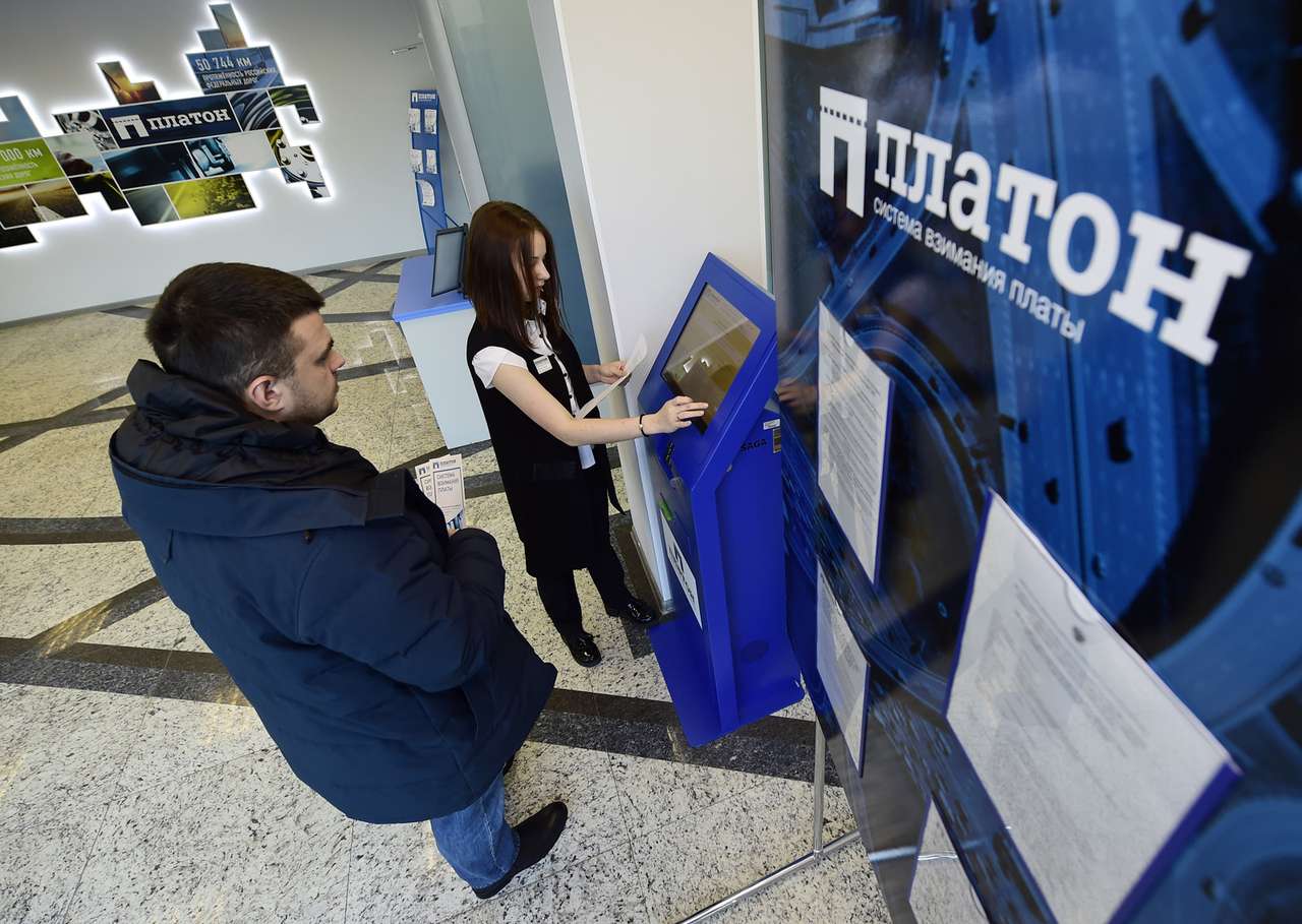 Дальнобойщики будут платить и за обычные дороги