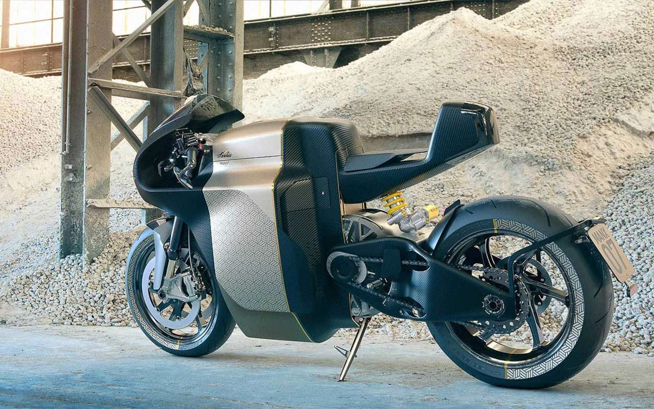 Чем знаменита Бельгия? Вафлями, майонезом, пивом и писающим мальчиком. А теперь еще мощным электромотоциклом. Братья-близнецы Торстен и Бьорн Роббенс запатентовали название Sarolеa еще в 2010 году и тогда же создали свой первый электромотоцикл SP7, который занял 4-е место в престижных мотоциклетных гонках, ежегодно проходящих на острове Мэн в Ирландском море, — Isle of Man TT. Sarolea Manx7, который вы видите на фотографии, — не концепт, а серийный мотоцикл, его можно купить за почти 50 000 долларов США. К слову, запас хода составляет до 300 км.