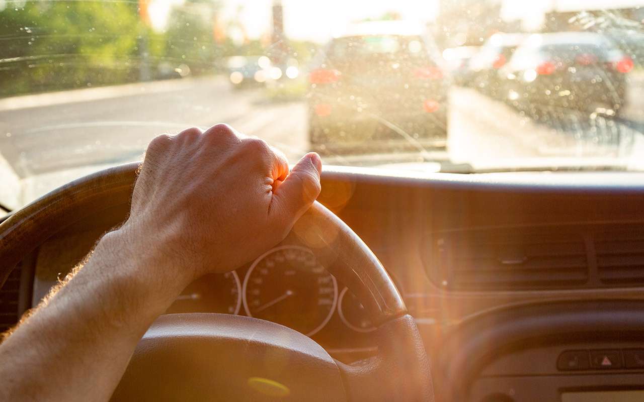 Год машине, а стекло в царапинах! Виноват производитель?