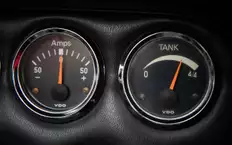 Как узнать точный остаток топлива в баке автомобиля: советы бывалого автомеханика