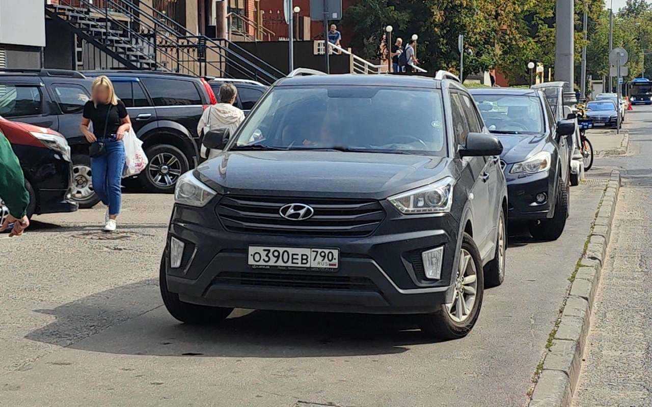 Парковка на тротуаре в Москве