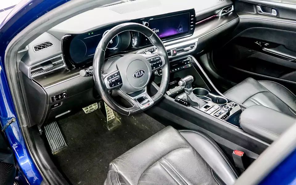 Салон – не образец износостойкости, хотя ветшает не слишком стремительно.