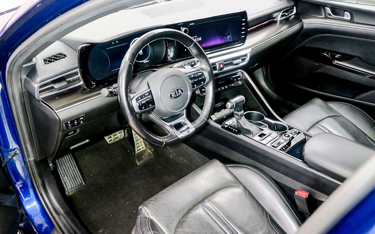 Салон – не образец износостойкости, хотя ветшает не слишком стремительно.