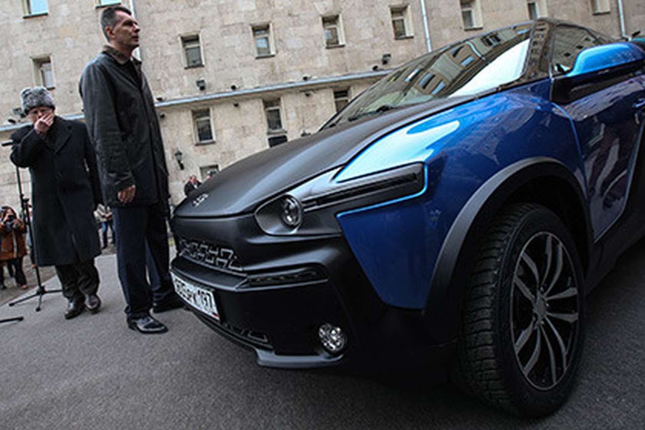 Ничего, Владимир Вольфович, сядете в ваш Ё-мобиль, включите уникальный отопитель, руки и согреются!