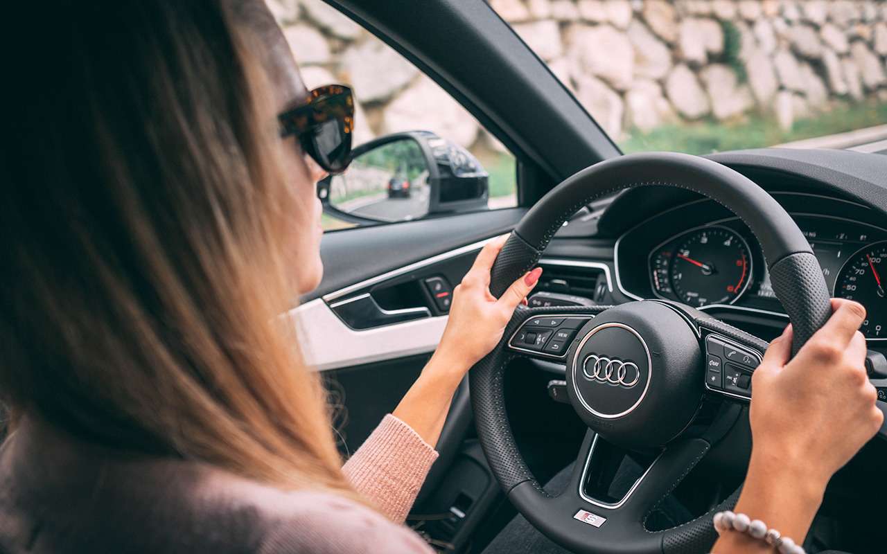 Стало известно, какие авто чаще разбивают женщины