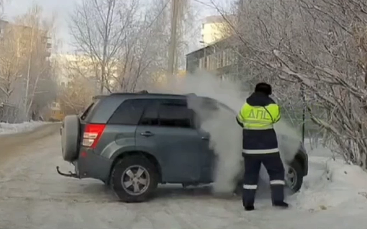 Горит! В Перми вспыхнул припаркованный Suzuki Grand Vitara (видео)