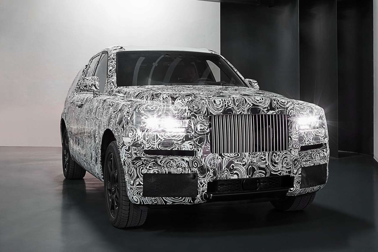 Кроссовер Rolls-Royce облачился в предсерийный кузов