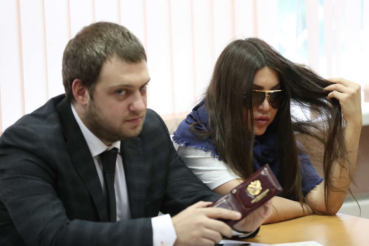 Адвокат Давид Кемулария и участница дела о гонках на внедорожнике Mercedes-Benz Gelandewagen Мара Багдасарян в Мировом судебном участке № 353 района Аэропорт во время рассмотрения административного дела за уклонение от обязательных работ.