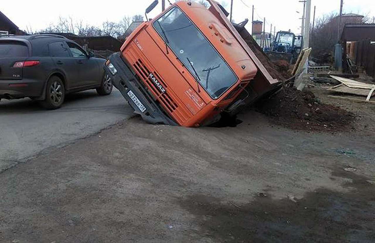 В Иркутской области КАМАЗ провалился в яму, которую приехал засыпать