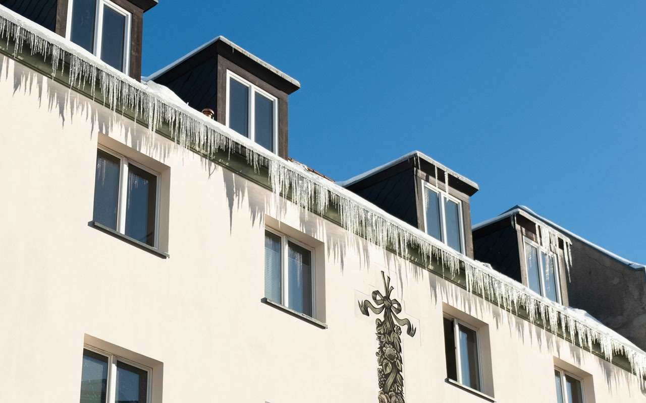 5 самых «дорогих» снежных глыб — 2021, упавших на машины