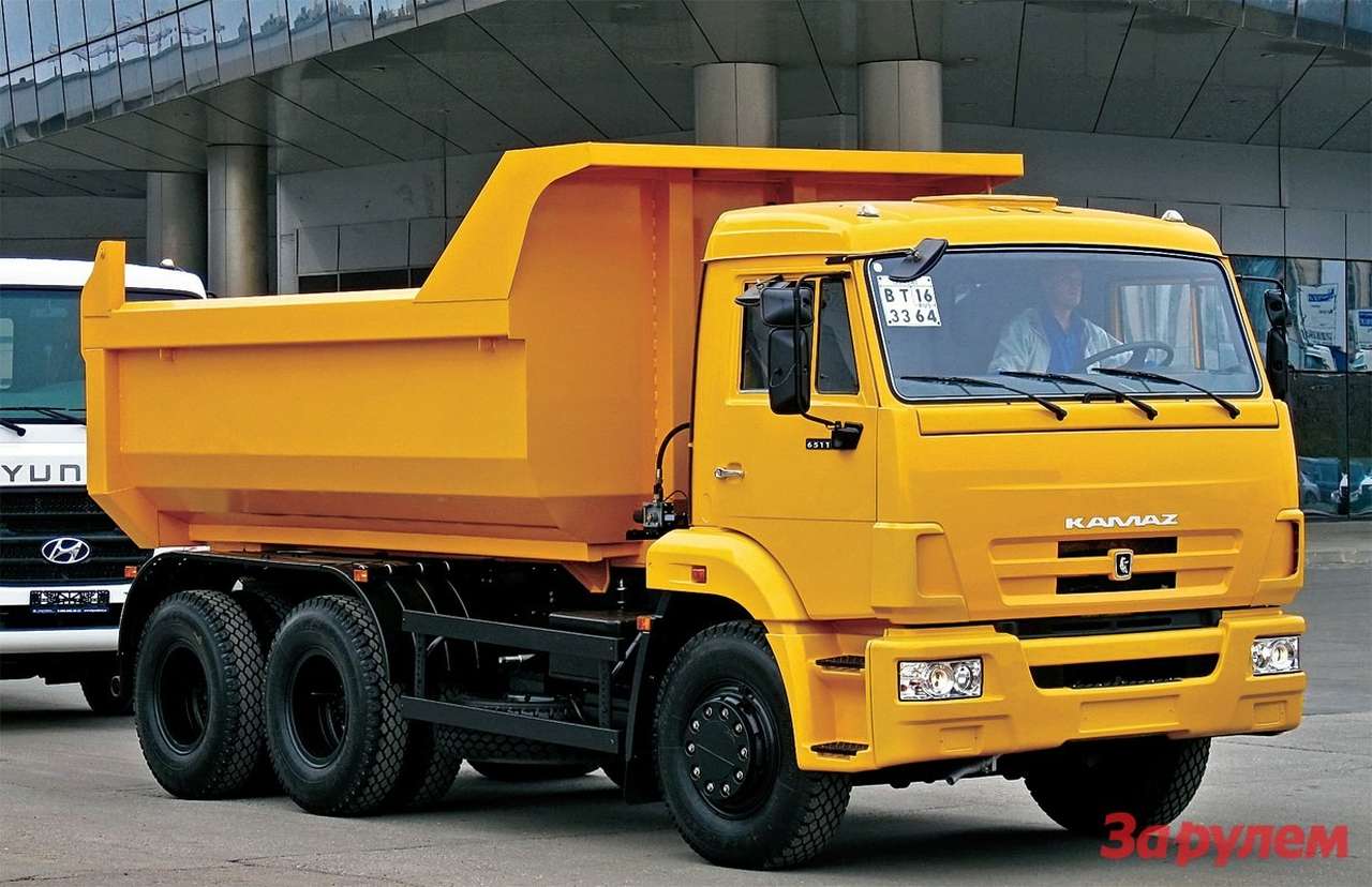 Трехосный KамАЗ-65115 с рестайлинговой кабиной.