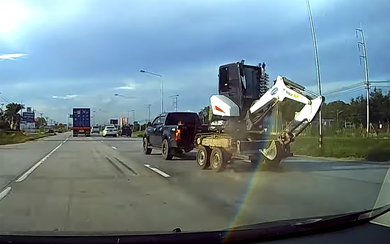 Эпичная авария: водитель пикапа с прицепом не справился с управлением