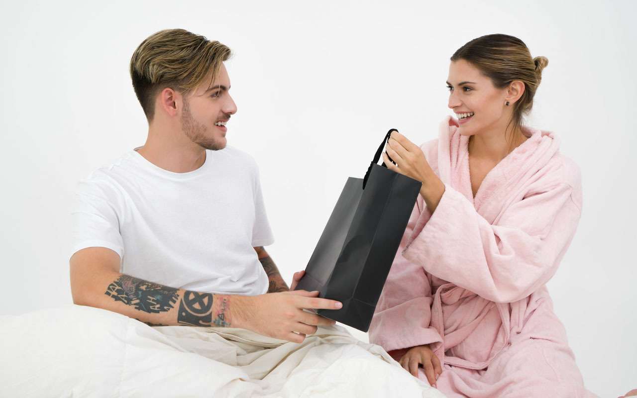 8 марта против 23 февраля – топ подарков