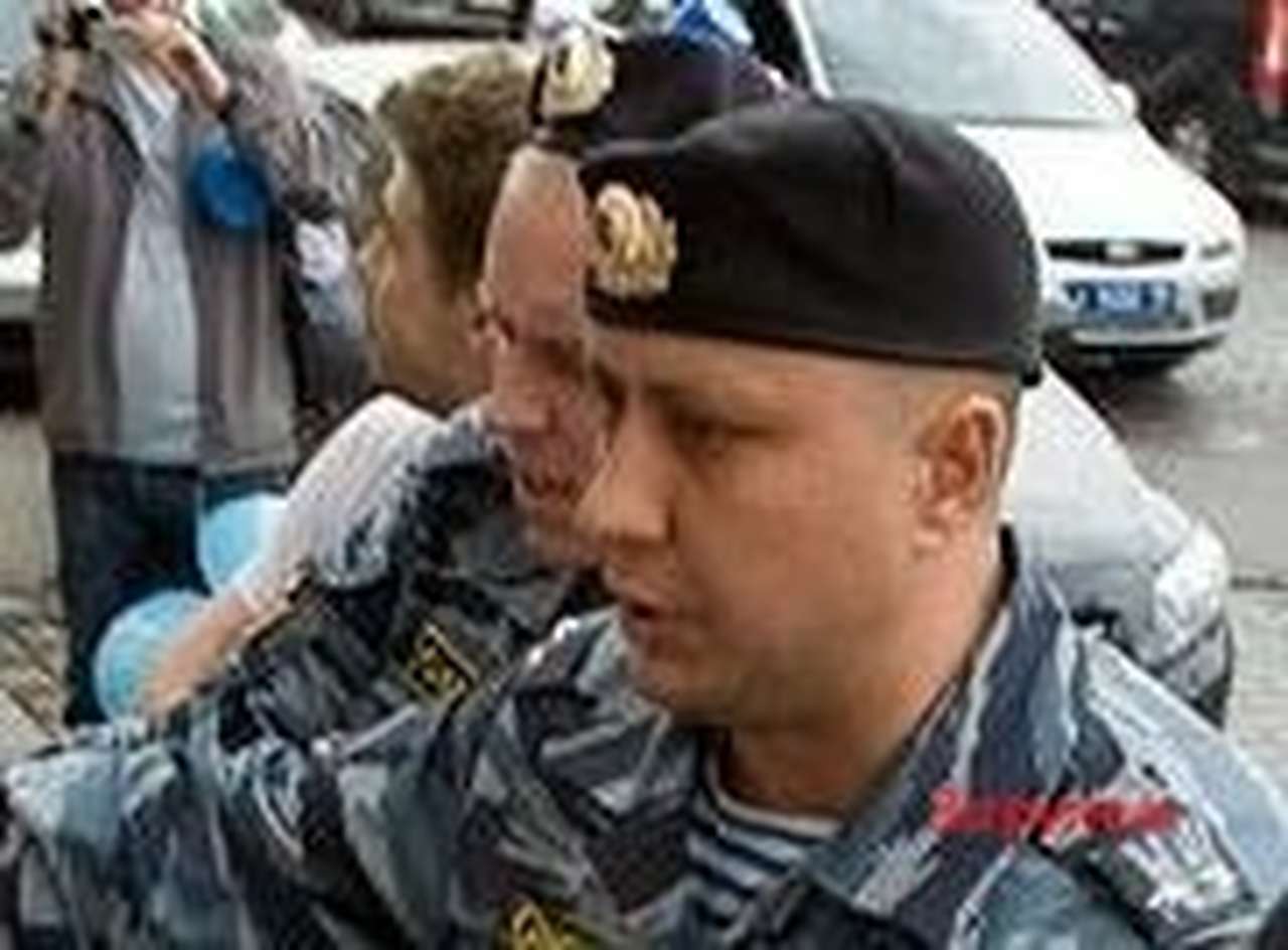 Участников пешей акции ''синих ведерок'' на Манежной задержал ОМОН