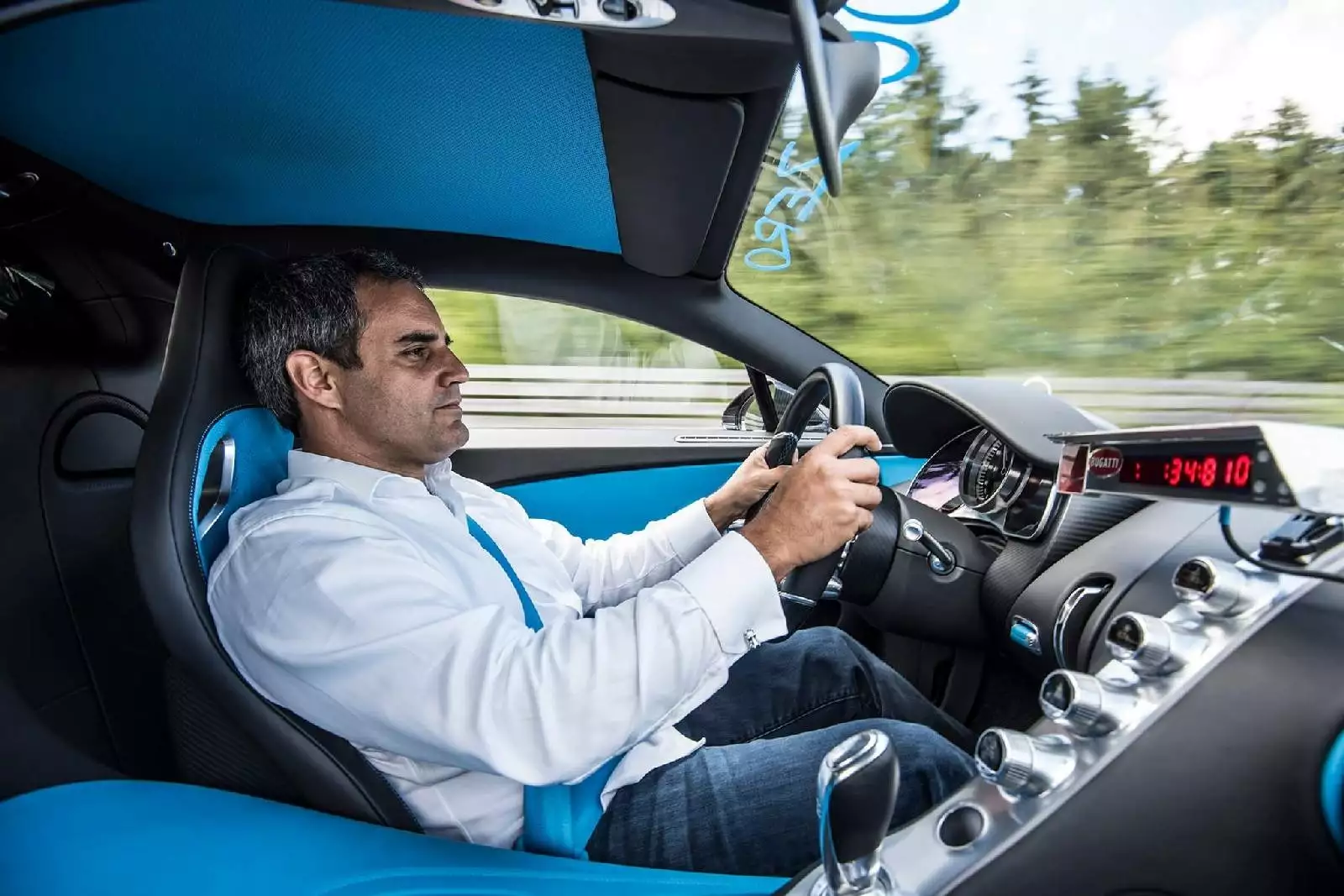 400 км ч. Бугатти Вейрон за рулем. Juan Pablo Montoya Bugatti. Bugatti Chiron за рулем. Гонщик Бугатти