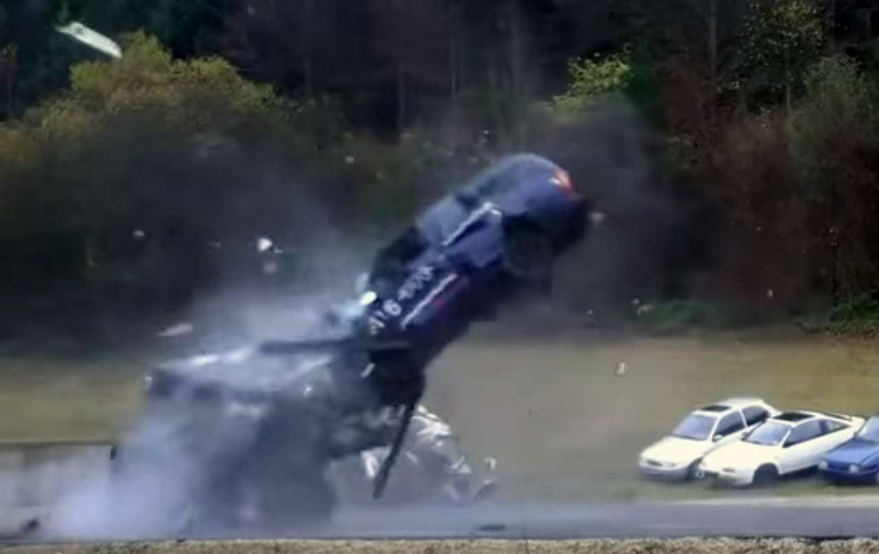 Что происходит при столкновении на скорости 200 км/ч (ВИДЕО)