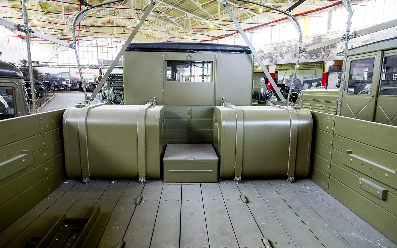 Для доступа к трансмиссии и лебедке в настиле пола есть люк.