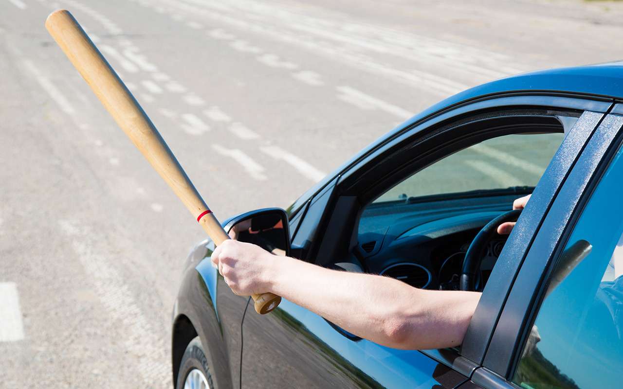 Автохам на тротуаре проехал по велосипедисту и огрел его дубинкой