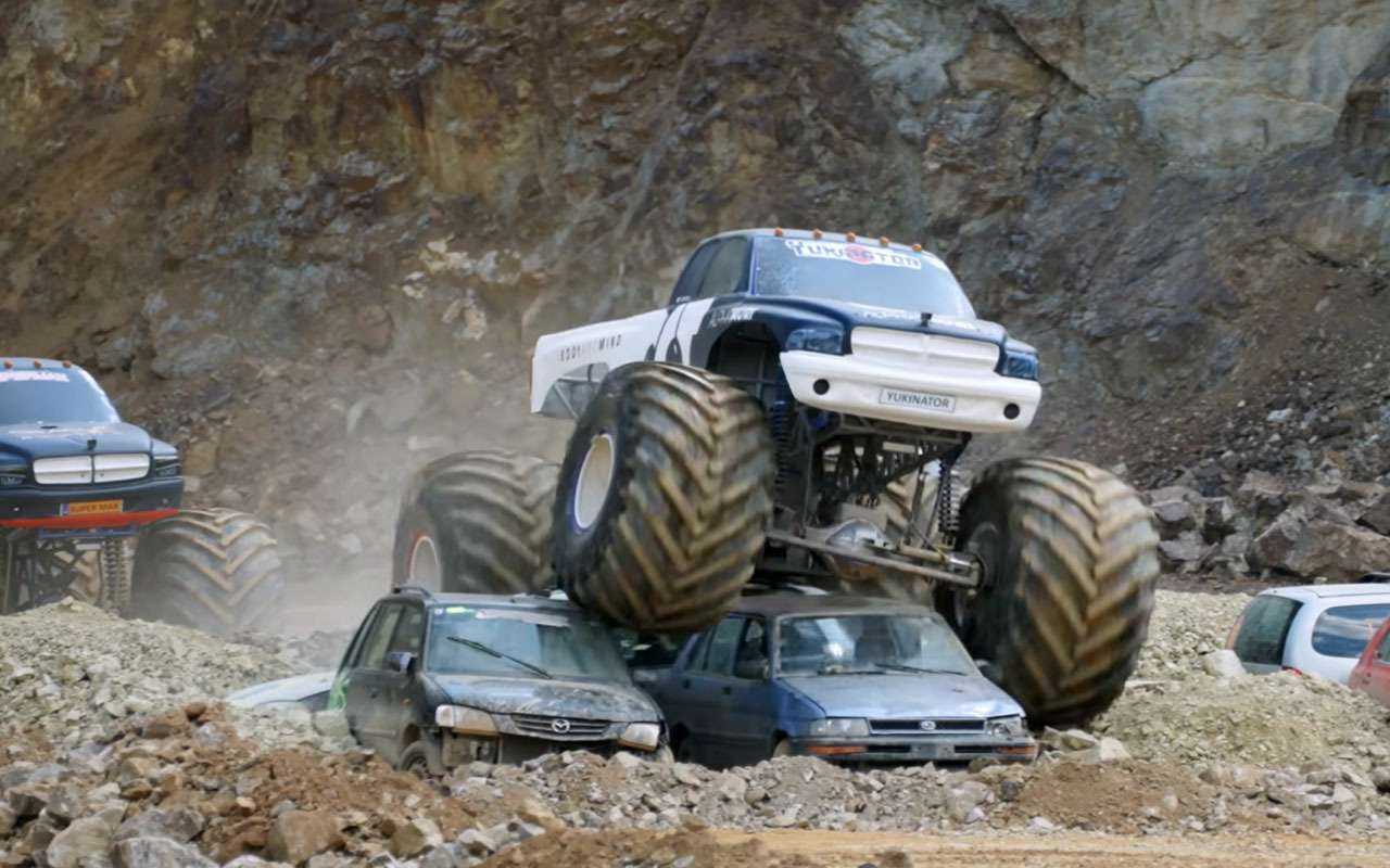 Пилотов Формулы-1 посадили за руль монстр-траков – справятся?