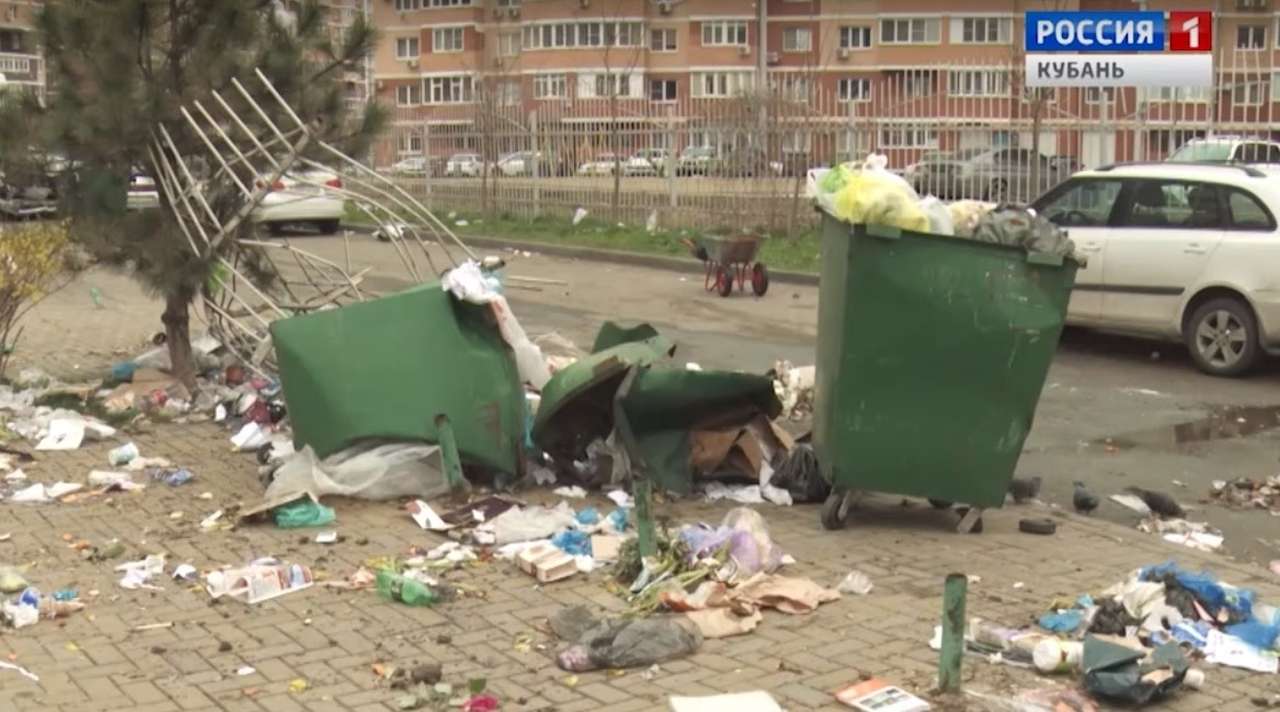 Пьяный хуторянин на Porsche разгромил помойку и семь припаркованных машин