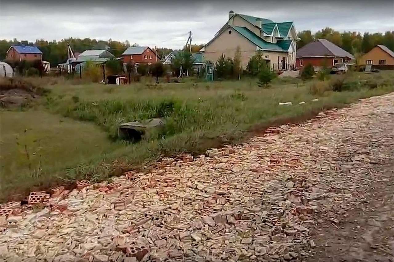 Идем дорогой трудной: в Омской области вместо асфальта положили битые кирпичи