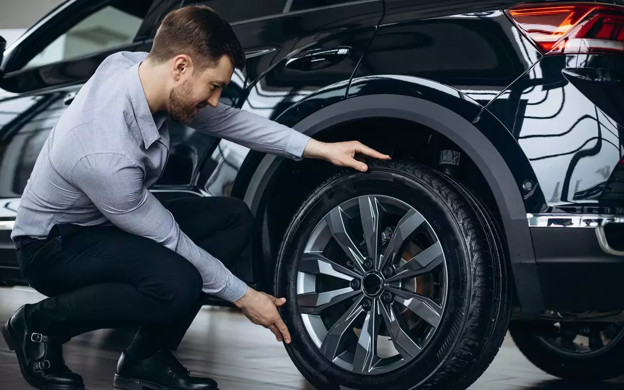 Дилеров хотят обязать продавать авто только с сезонными шинами: реакция эксперта