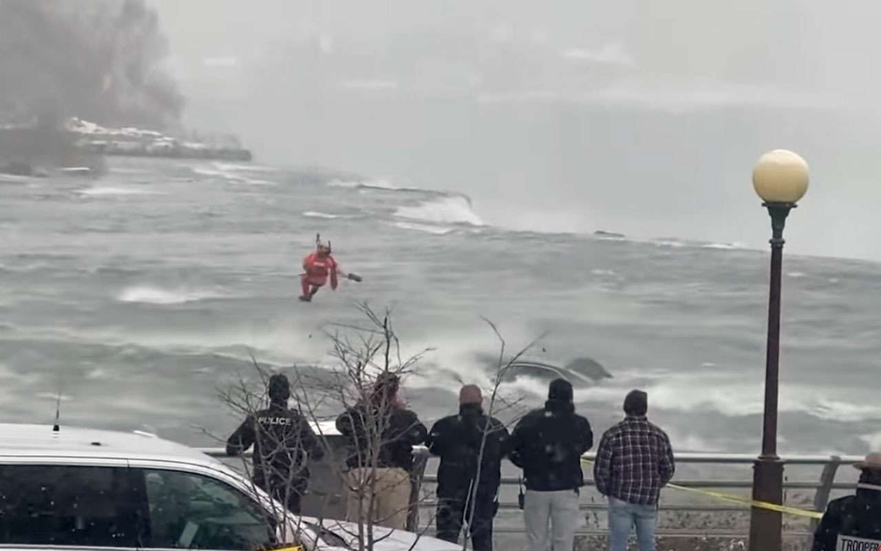 В Ниагарском водопаде вдруг оказалась машина – видео
