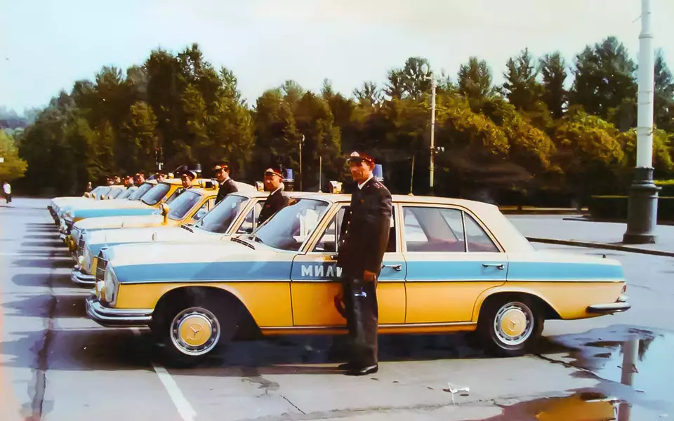 Mercedes-Benz в ряду милицейских Волг моделей ГАЗ-24 и ГАЗ-21, 1974 год.