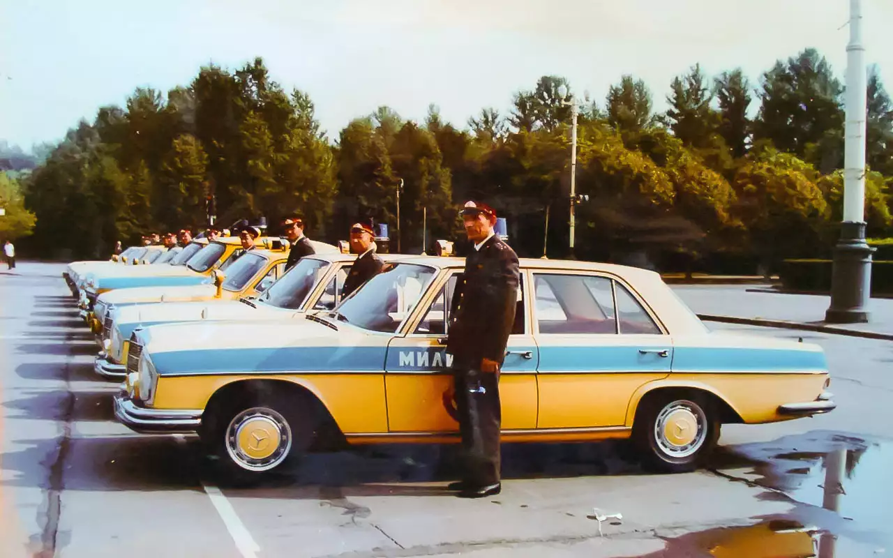 Mercedes-Benz в ряду милицейских Волг моделей ГАЗ-24 и ГАЗ-21, 1974 год.
