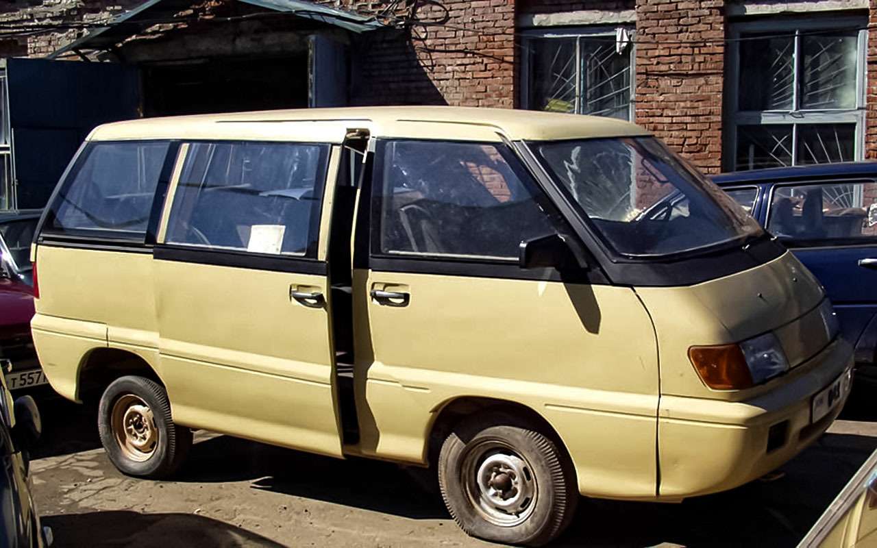 Семиместный Иж-042 сделали на серийных узлах, но с новым кузовом на пространственной раме с металлическим панелями. Такая конструкция позволяла варьировать назначение автомобилей и дизайн. Увы, время для подобных разработок оказалось далеко не лучшим…