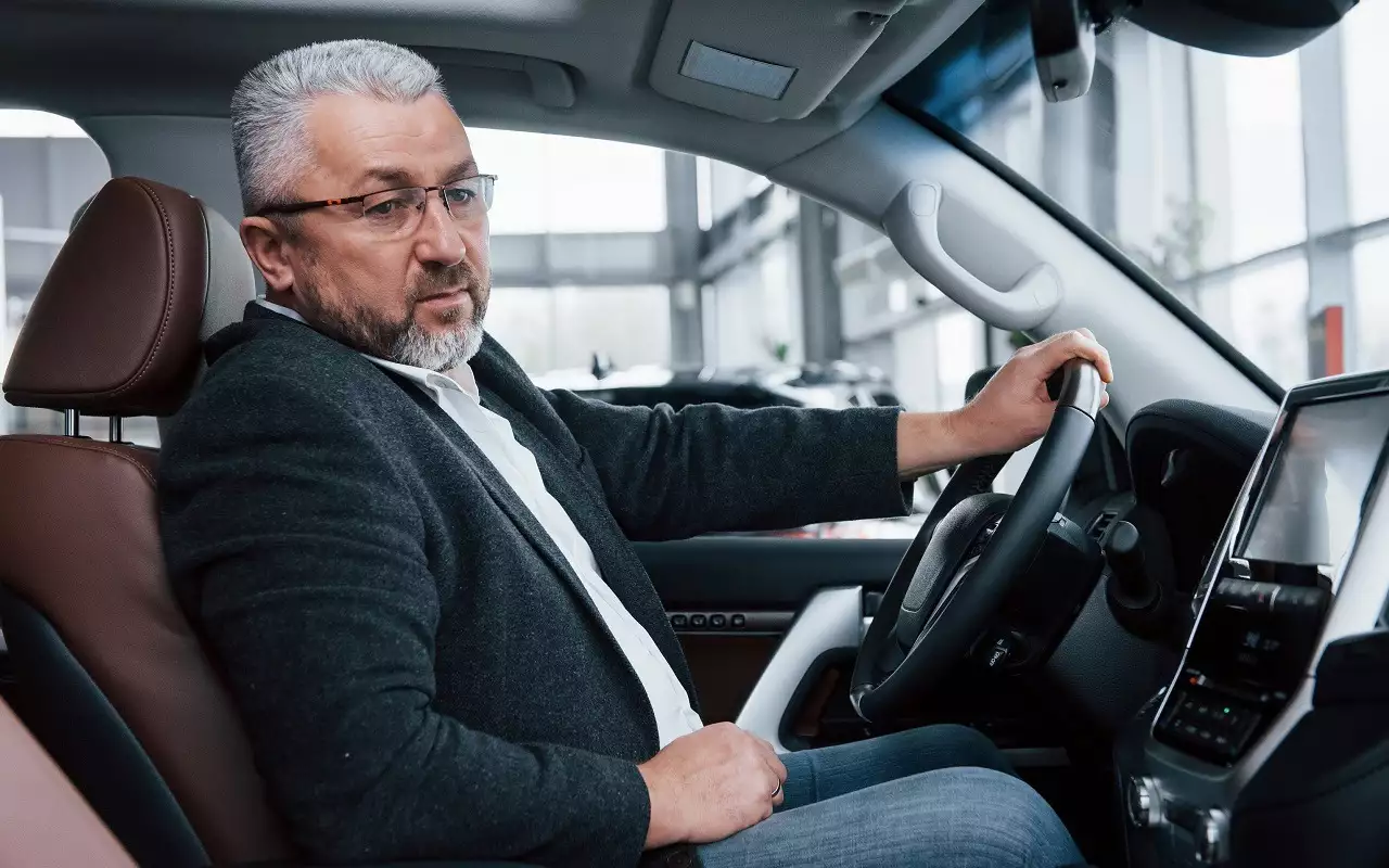 Высокая посадка, простые кнопки и никаких сенсорных ребусов – какие авто выбирают возрастные водители