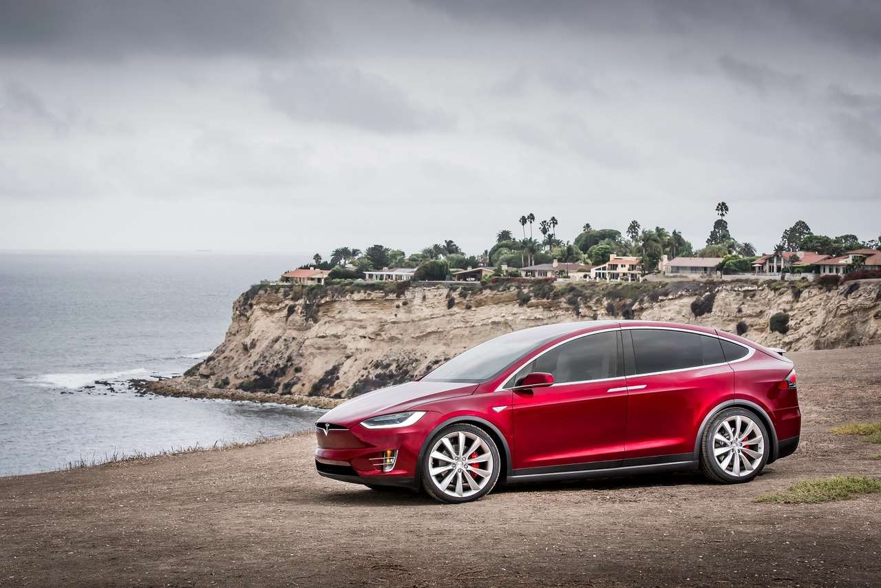 Tesla Model X надругалась над Ferrari
