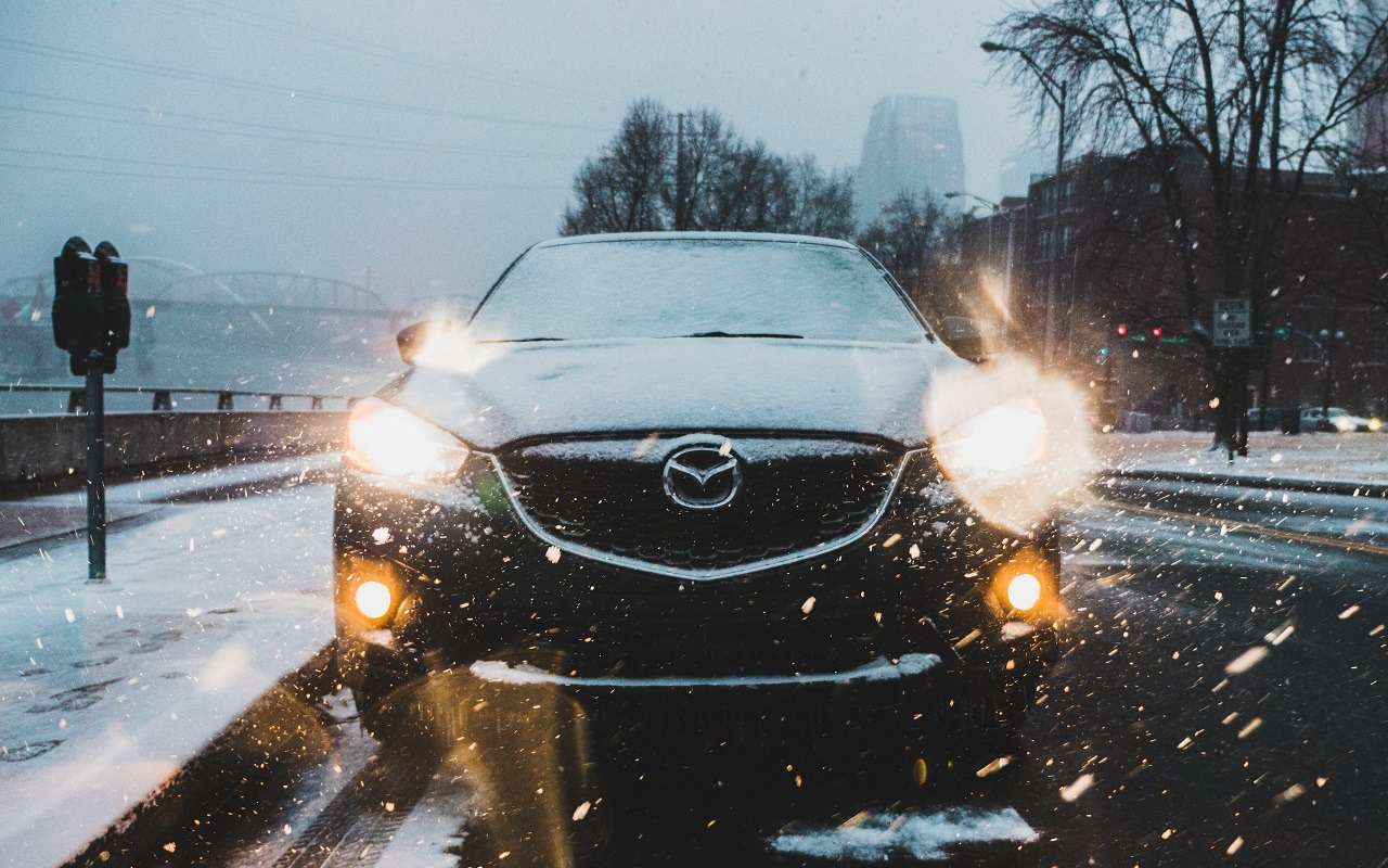 Заснеженный автомобиль