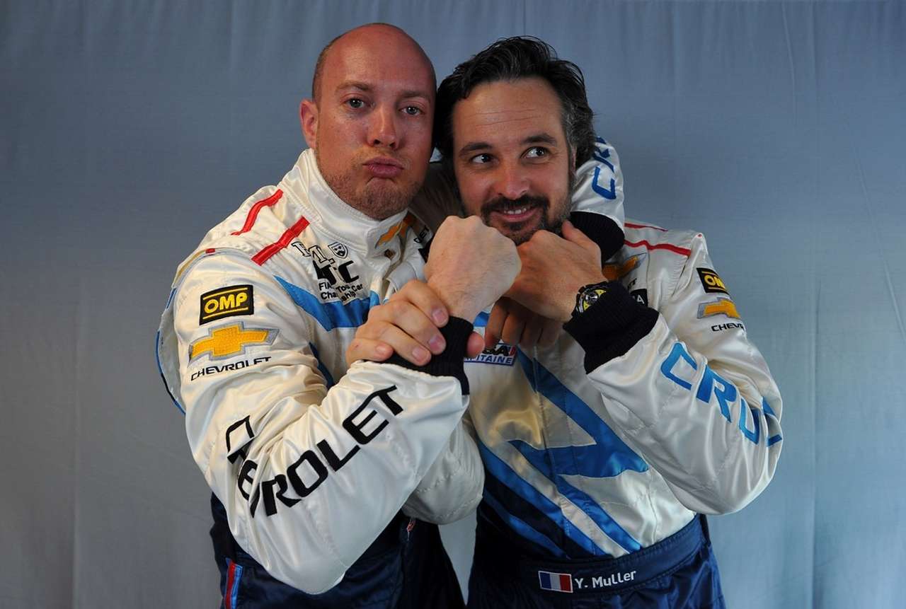 Роберт Хафф (слева) и Иван Мюллер из команды Chevrolet планируют выяснять отношения за пределами трассы