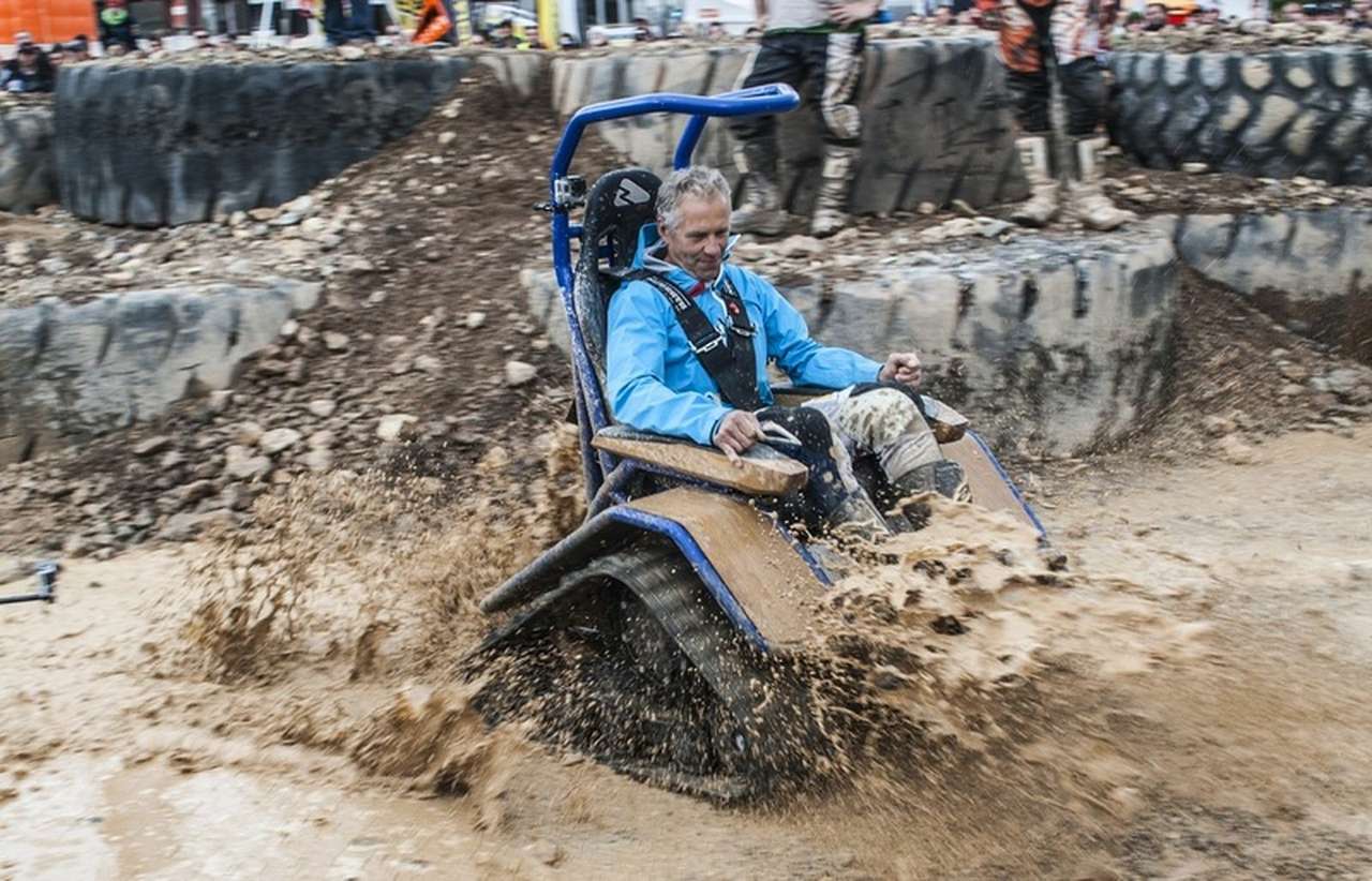 Игры разума: кресло на гусеницах и прозрачные прицепы