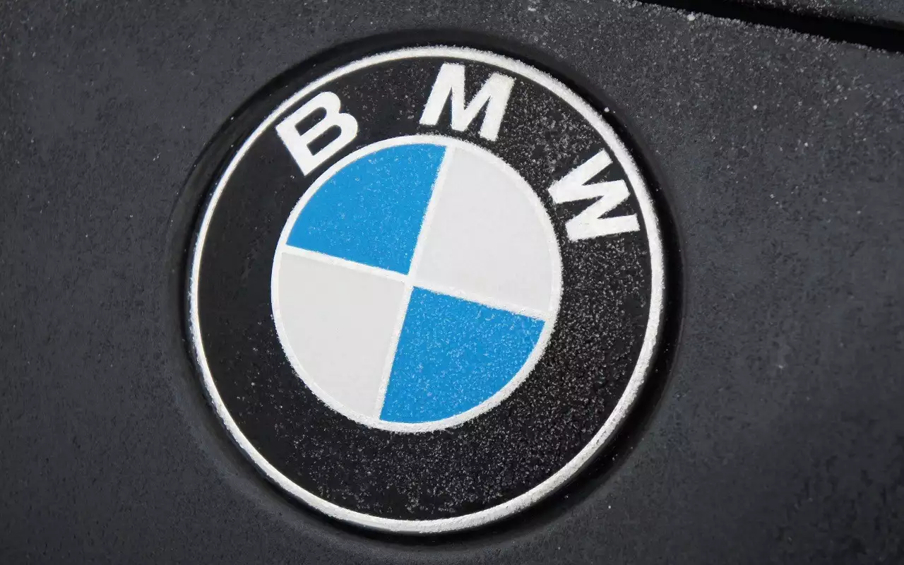 Чтобы не мерзли: начальница подарила своим сотрудникам BMW для поездок на работу