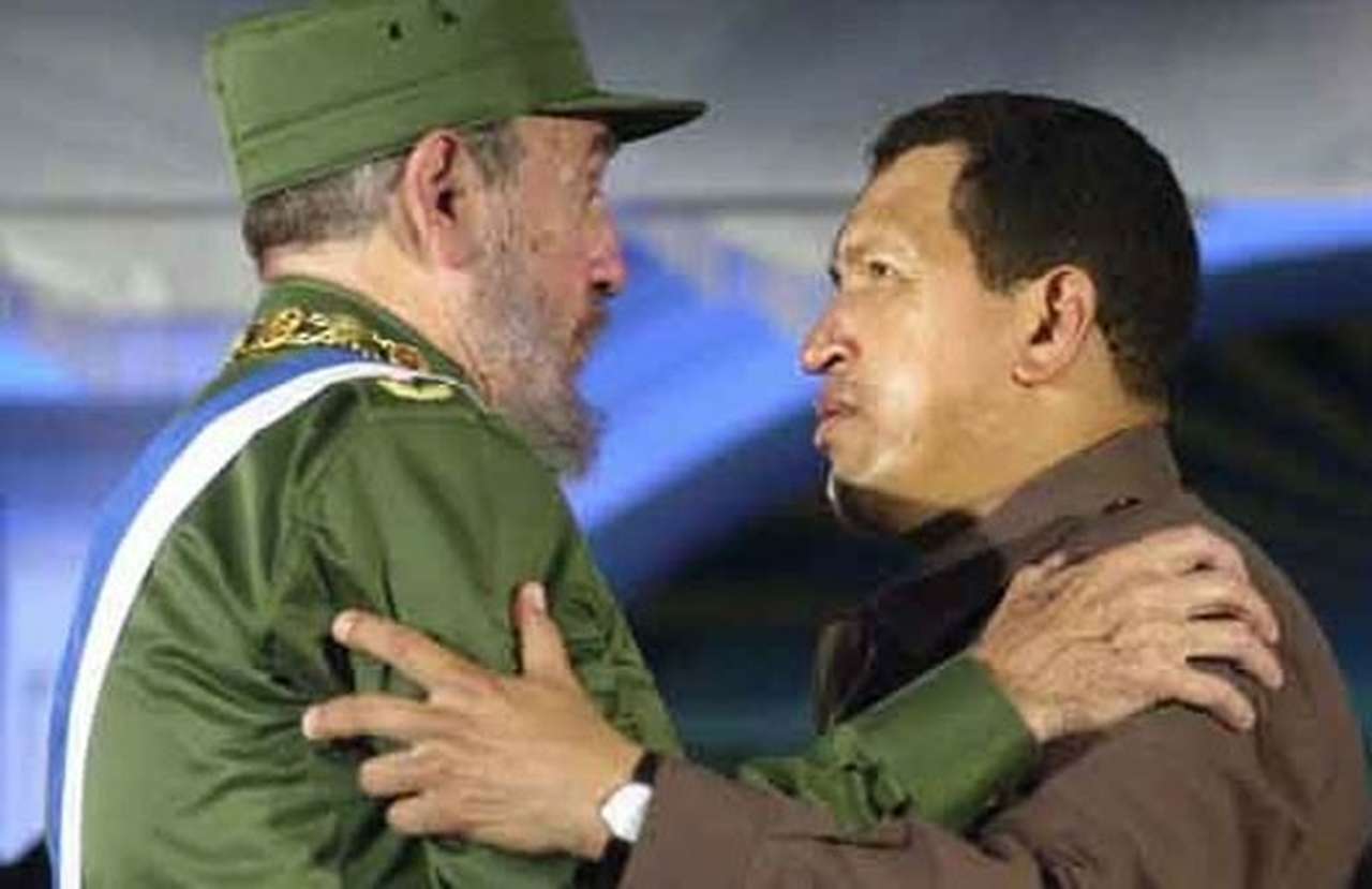 Фидель подарил Чавесу военный джип